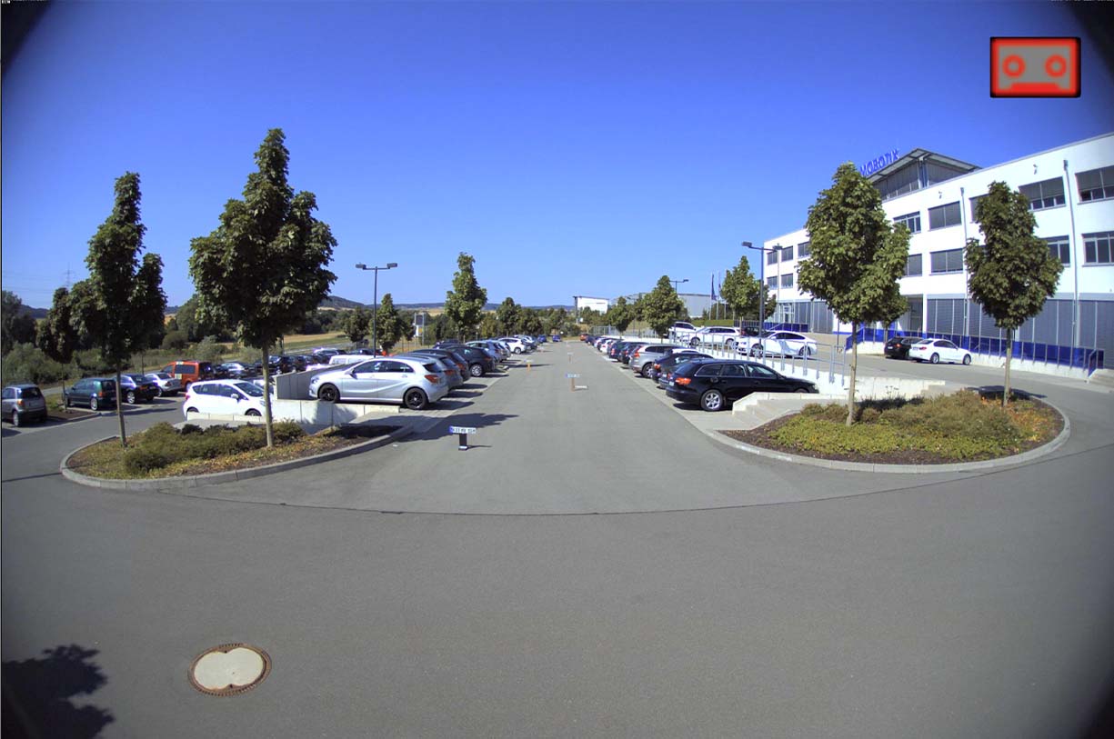 180° Ansicht der MOBOTIX Kamera auf einen Parkplatz