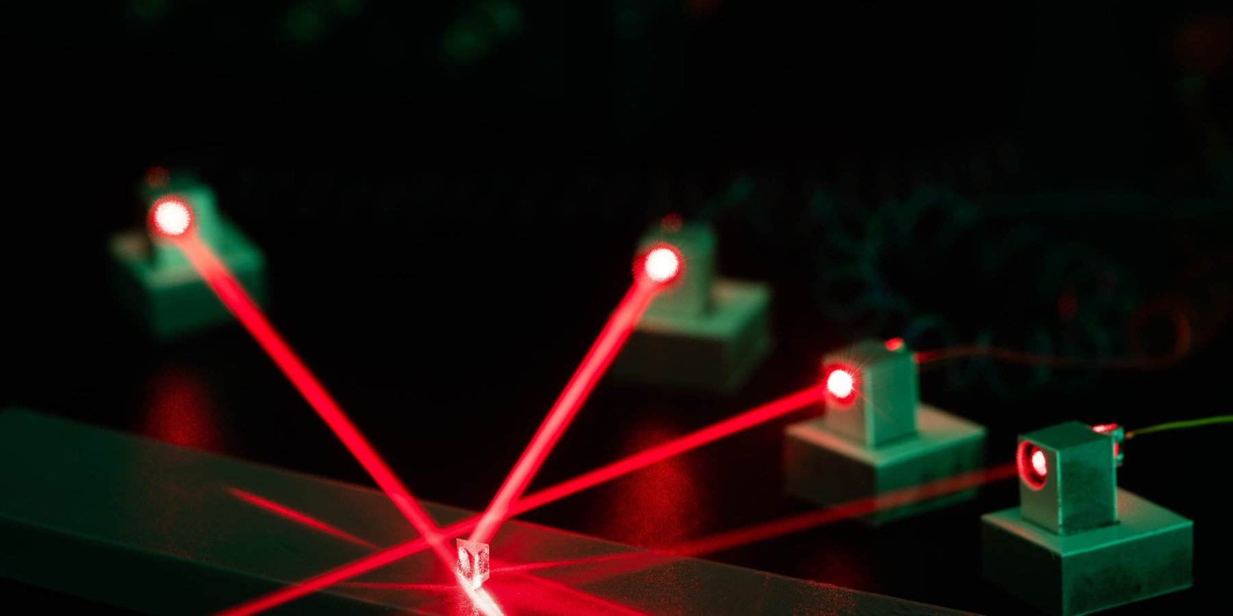 Mehrere Laserstrahlen bilden ein Alarmnetz für die Außenhautüberwachung